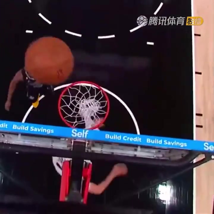 罕見(jiàn)一幕！努爾基奇拋投 球神奇停在籃板上沿 看呆凱爾登?。ㄅ瑺柣婕\）